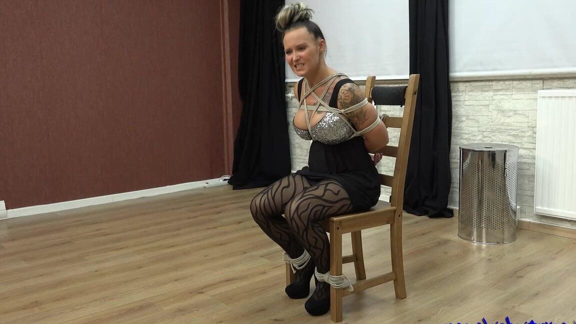 16P Sexy Tied Girls Firmemente amarrada à cadeira