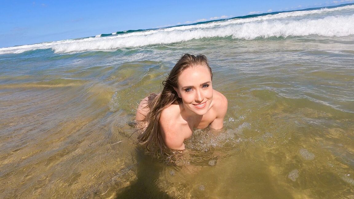 15P Solo girl with an ass to die for Scarlet Chase doffs her bikini at the beach