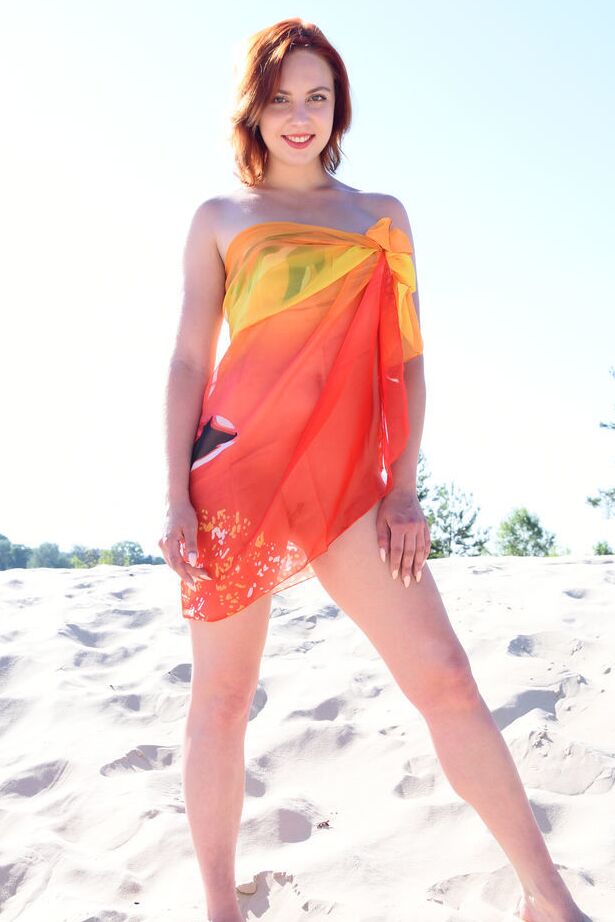 18P Die blasse Rothaarige Valery Leche zieht sich am Strand auf einem Handtuch völlig aus