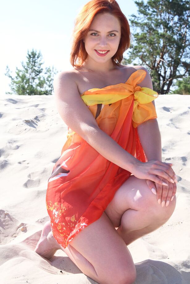 18P Die blasse Rothaarige Valery Leche zieht sich am Strand auf einem Handtuch völlig aus