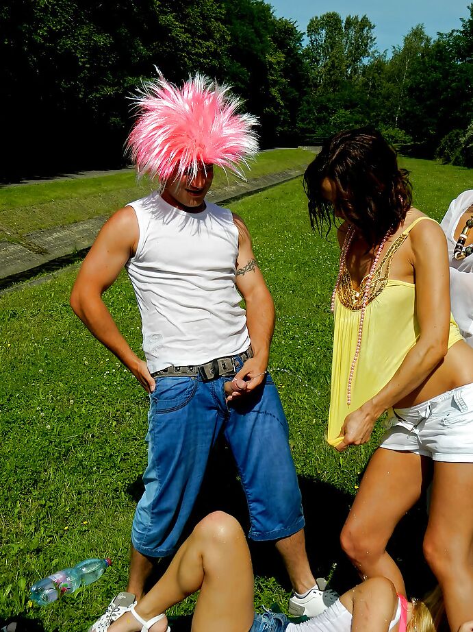 16P Estrelas porno excêntricas gostam de festas de sexo hardcore com amigos ao ar livre