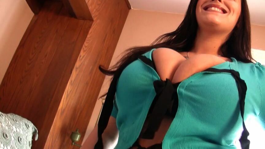 16P Belle brune se déshabille en lingerie noire et montre un joli décolleté