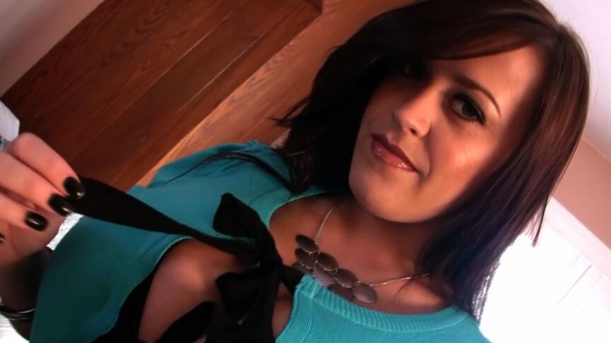 16P Belle brune se déshabille en lingerie noire et montre un joli décolleté