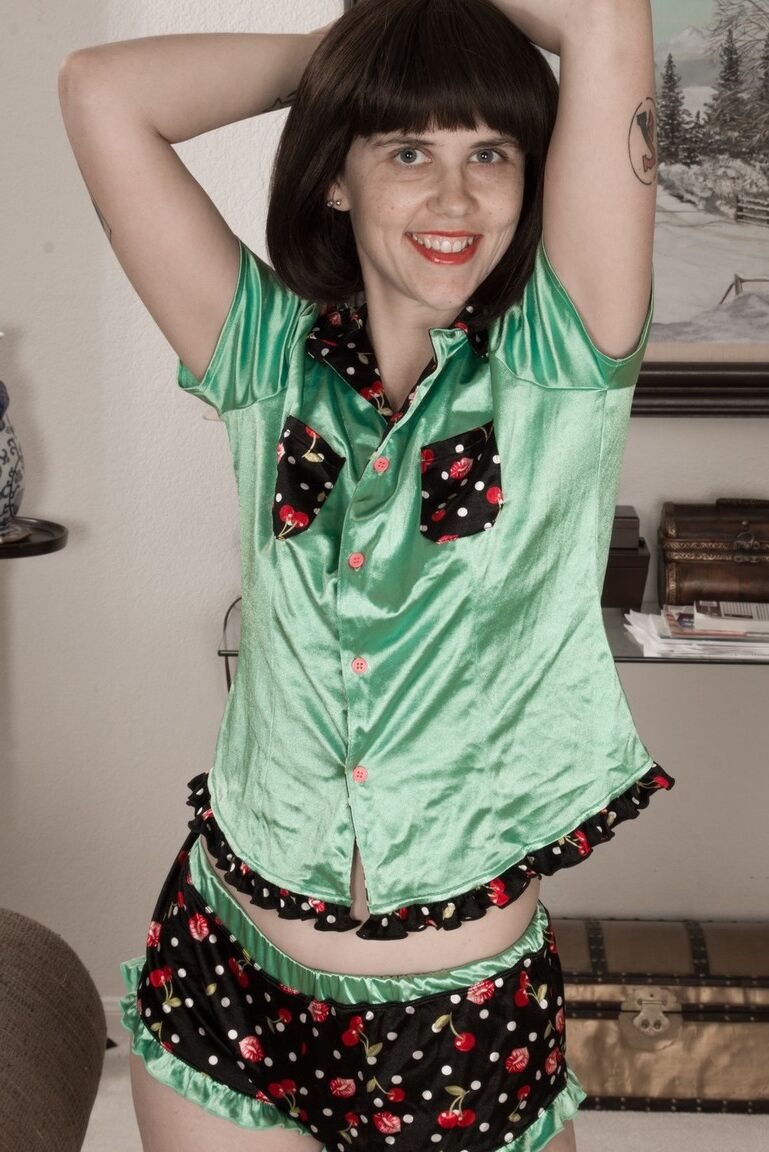 16P Dark haired girl Kelly Jones exposes her furry pits and beaver while disrobing