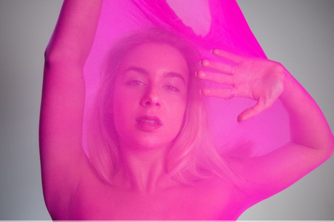 16P La joven rubia Alecia Fox muestra su increíble flexibilidad desnuda