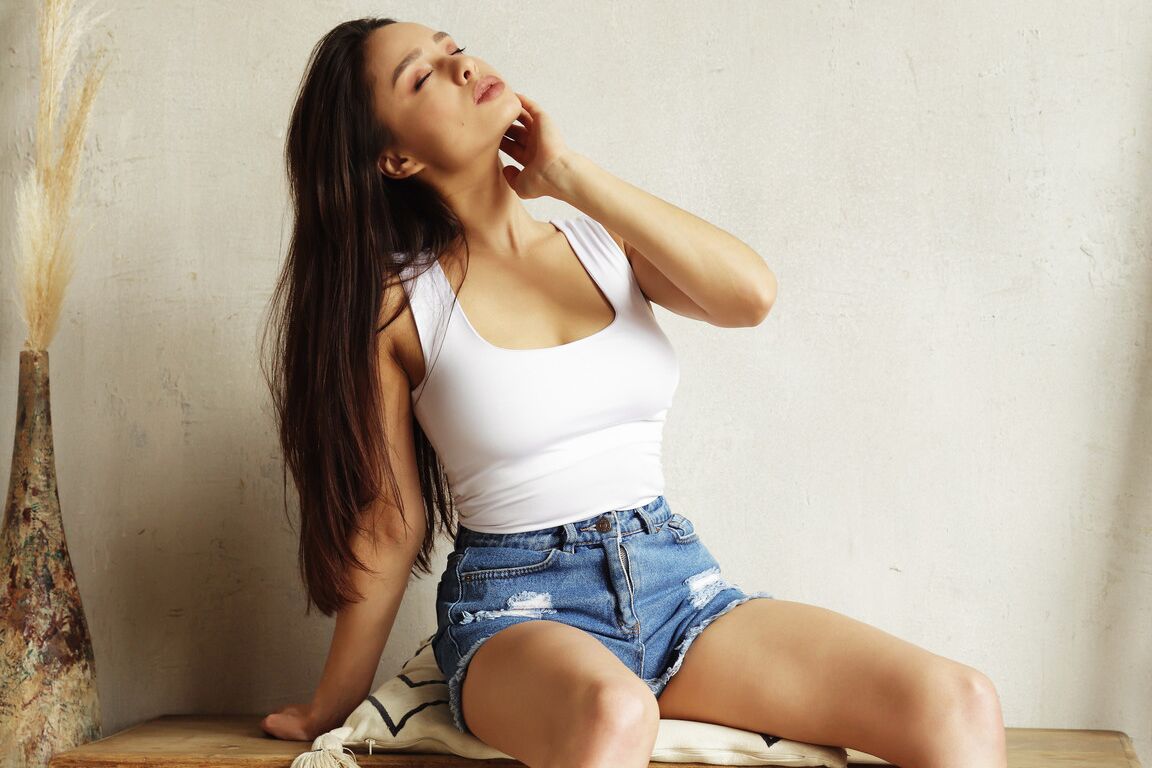 21P La sensacional adolescente Astrid se quita los pantalones cortos de mezclilla y se masajea el castor