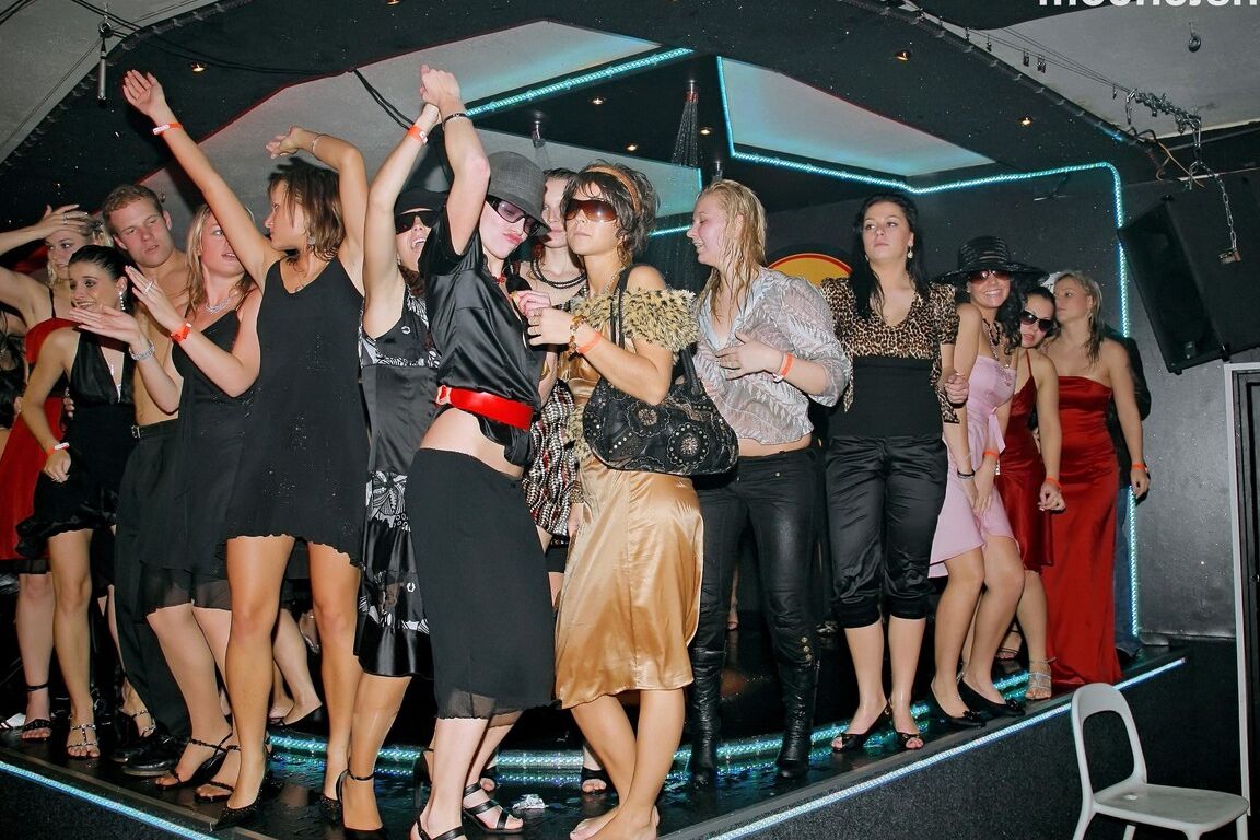 15P Garotas festeiras fodem uns aos outros homens também em uma cena maluca de sexo grupal em um clube