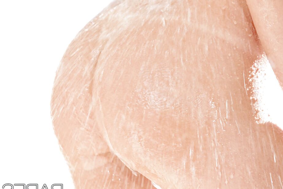 16P Petite blonde chérie avec un cul soigné et des seins galbés prenant une douche