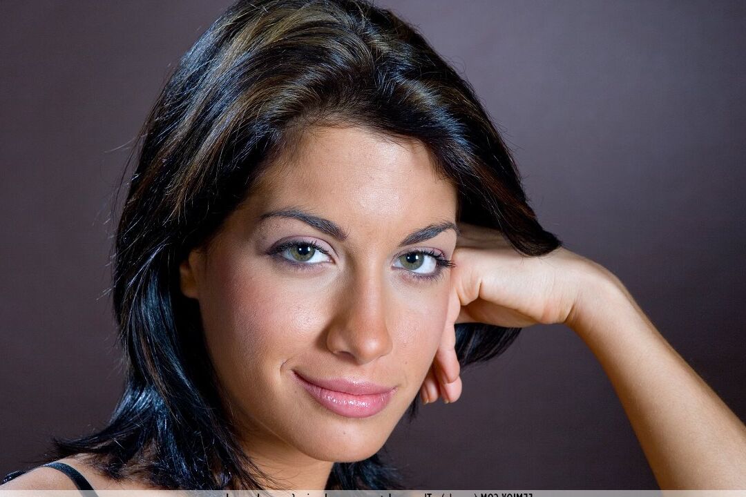 16P La modelo Glamour Laila se frota el coño caliente después de sacudir su culo caliente