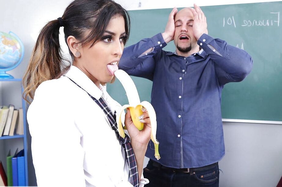 16P Junges Schulmädchen Sophia Leone lutscht und fickt den großen Schwanz des Lehrers