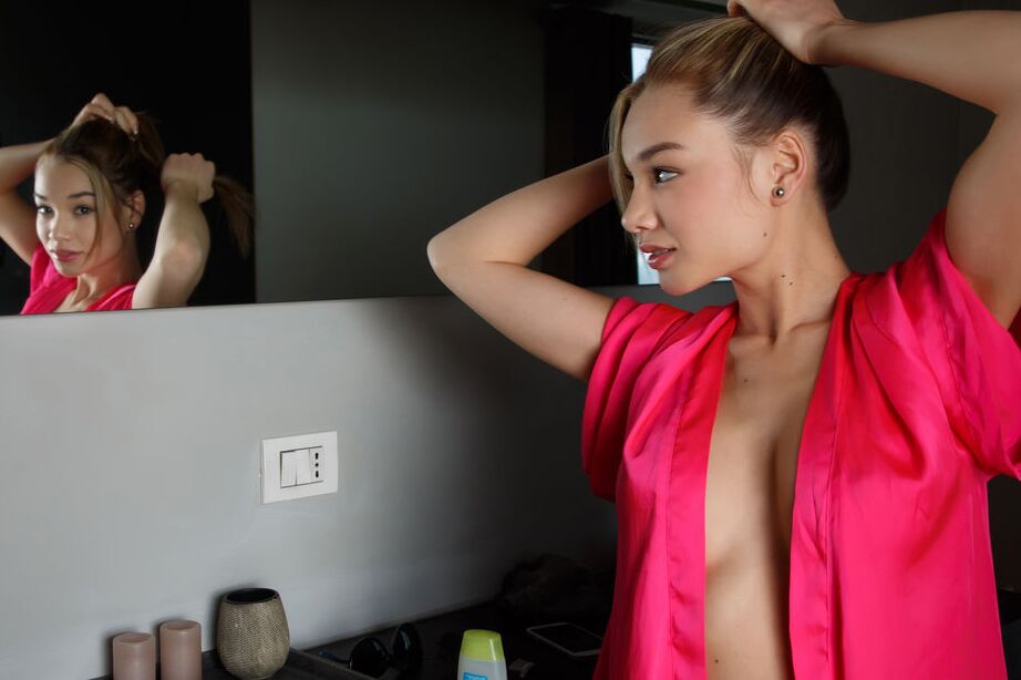 12P La adolescente caliente Nici Dee corre el agua de la ducha sobre sus tetas firmes y su coño calvo