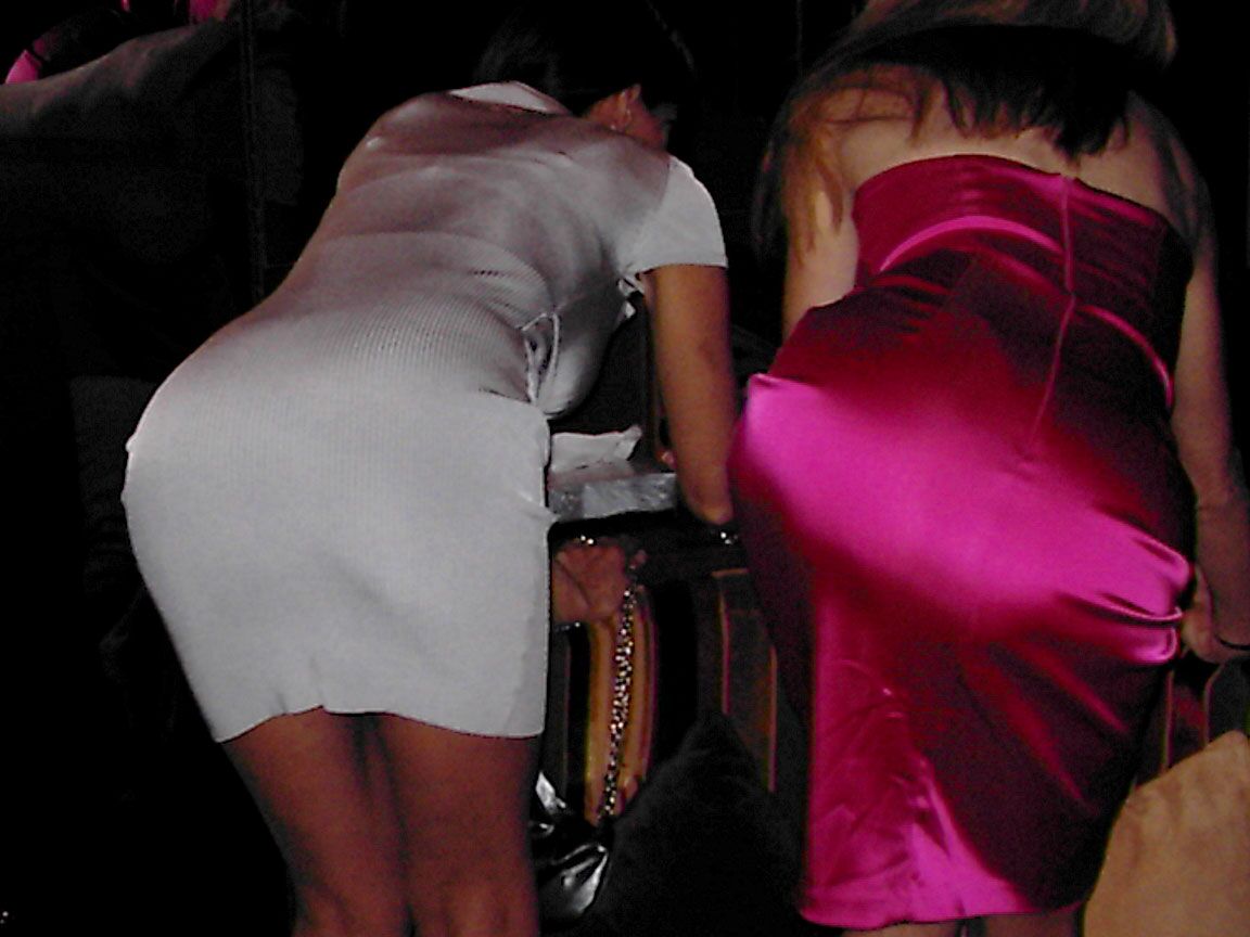 20P La sexy Catalina Cruz montre ses gros seins tout en portant sa robe de soirée sexy.