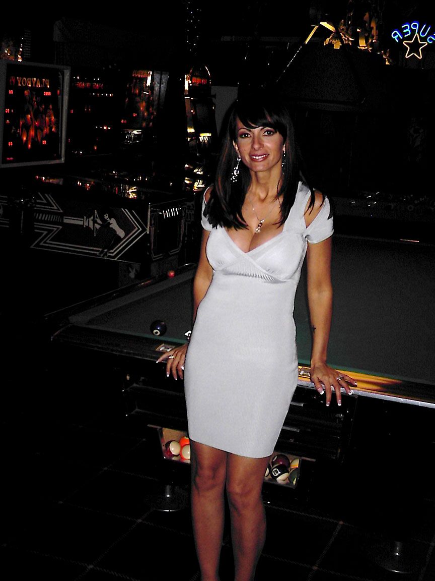 20P La sexy Catalina Cruz montre ses gros seins tout en portant sa robe de soirée sexy.