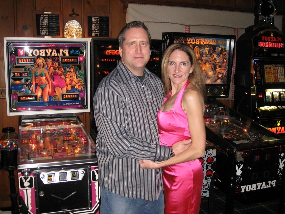 20P La sexy Catalina Cruz montre ses gros seins tout en portant sa robe de soirée sexy.