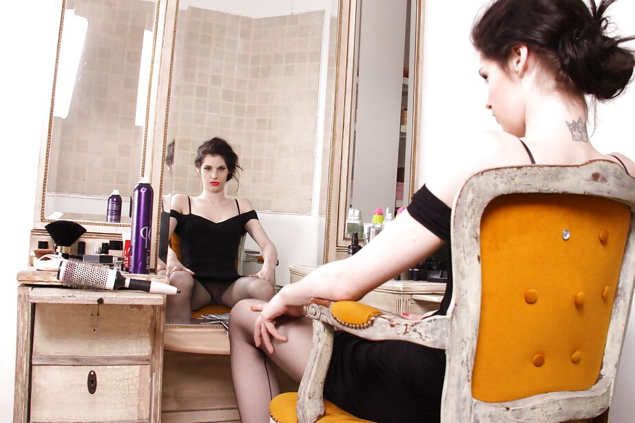 16P Short haired Euro woman Mandy Slim modeling in pantyhose and high heels