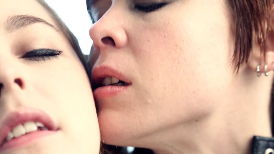 16P Close up de pornografia lésbica com lingerie junto com Amarna Miller e Lily Cade