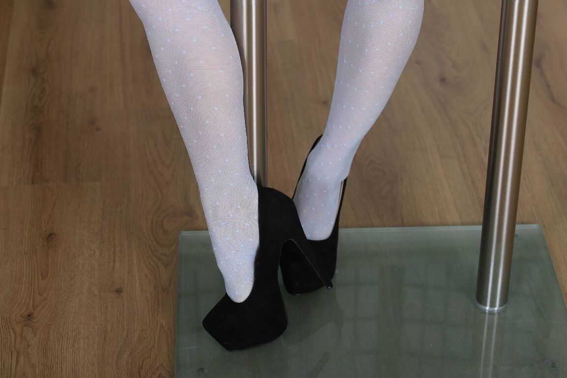 16P Chicas sexys atadas indefensas en la percha
