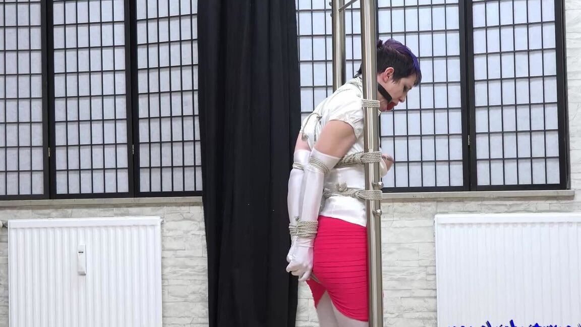 16P Chicas sexys atadas indefensas en la percha
