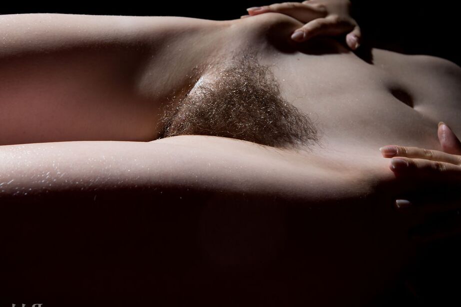 16P Naked solo girl plays with her wet beaver with the light turned out