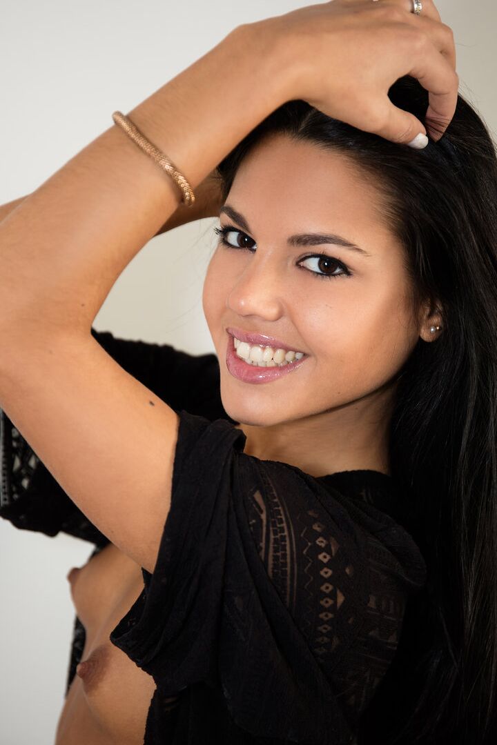 16P A adolescente sexy Apolonia mostra sua buceta raspada depois de ficar totalmente nua