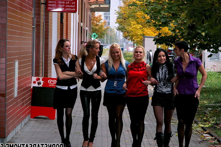 15P-Pornostars verbringen eine Nacht mit männlichen Strippern in der Stadt