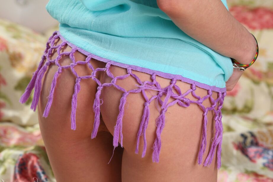 16P La dulce adolescente Roxana promociona su lindo trasero mientras se desnuda en su cama
