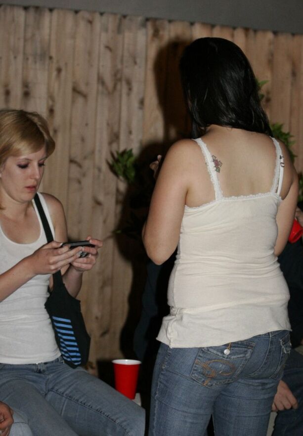 20P Duas garotas amadoras chupam paus grandes e são abalroadas durante uma festa sexy