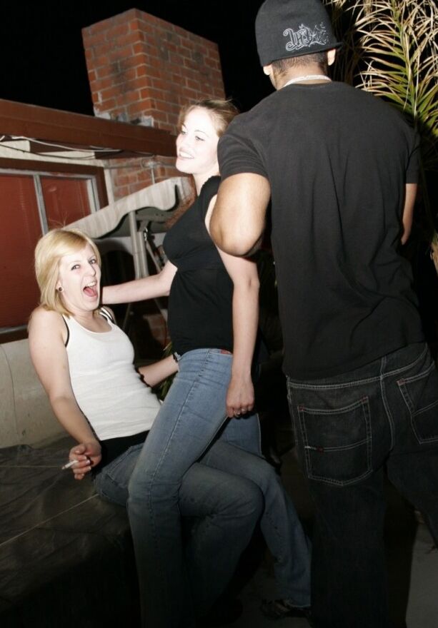 20P Duas garotas amadoras chupam paus grandes e são abalroadas durante uma festa sexy