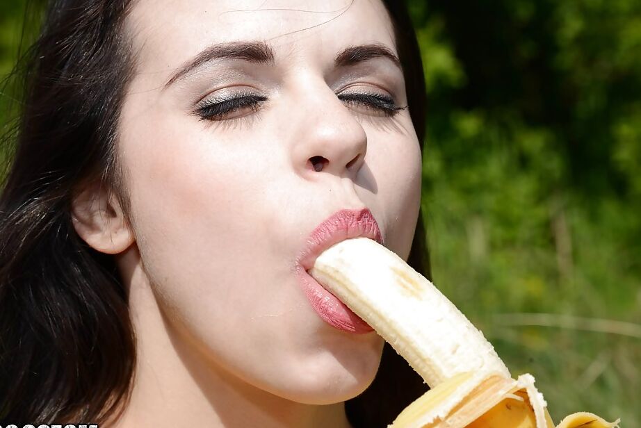 12P A morena mexicana Nekane revelando peitos grandes e totalmente naturais ao ar livre em shorts