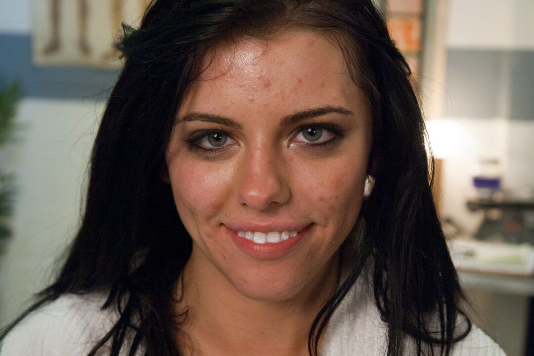 Die 21P gefesselte Nymphomanin Adriana Chechik lässt sich von Dr. Deen in die Muschi ficken und spielen