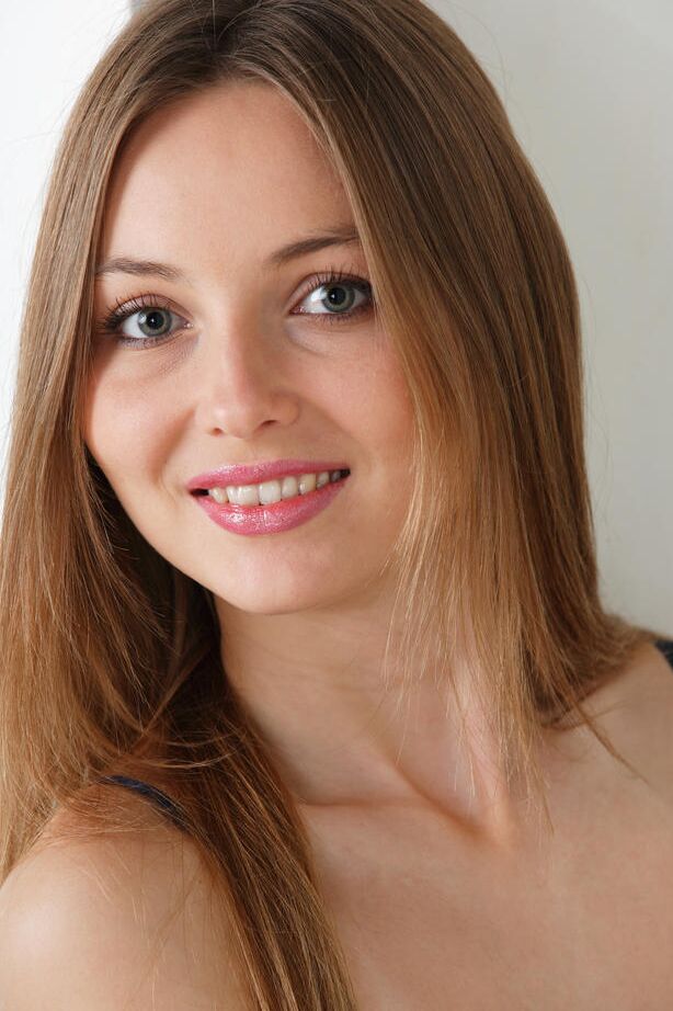 18P Sexy Dessous gekleidete Milagres. Beim Ausziehen kommen heiße, rasierte Schamlippen zum Vorschein