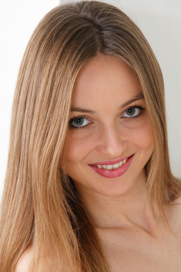 18P Sexy Dessous gekleidete Milagres. Beim Ausziehen kommen heiße, rasierte Schamlippen zum Vorschein