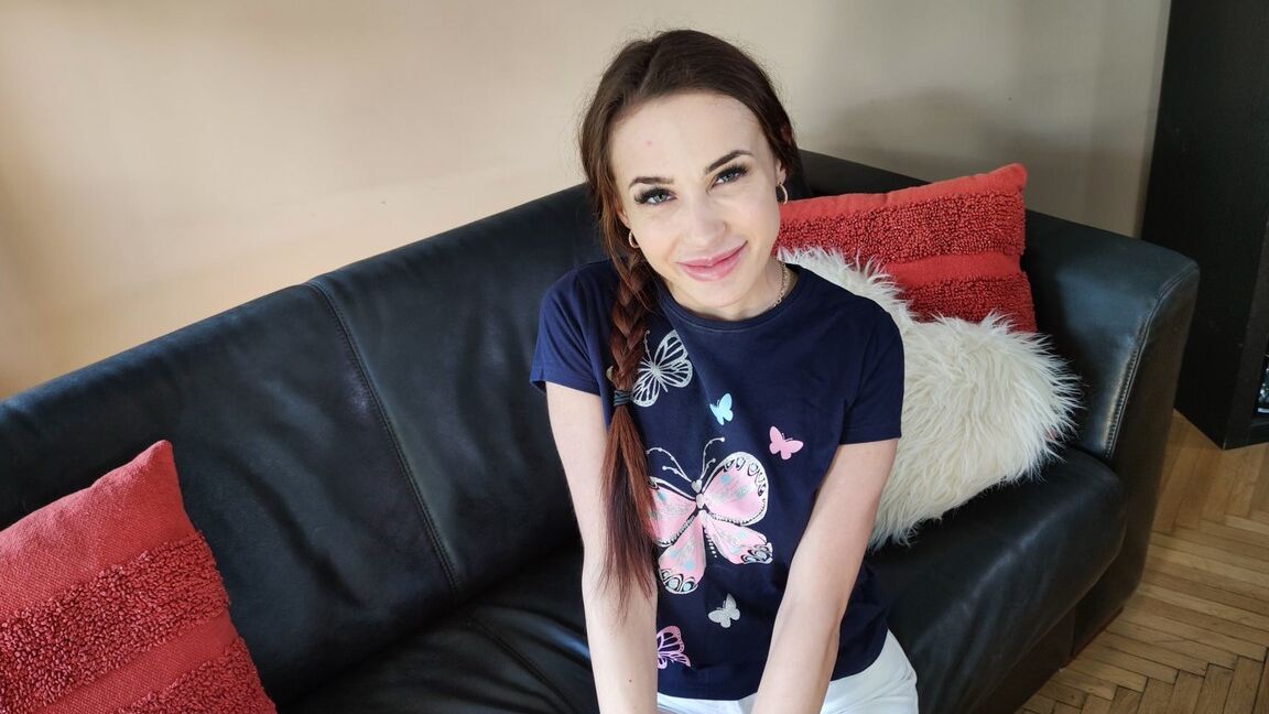 21P Estrella porno cachonda con un cuerpazo Nicole Love cabalga una polla en un sofá