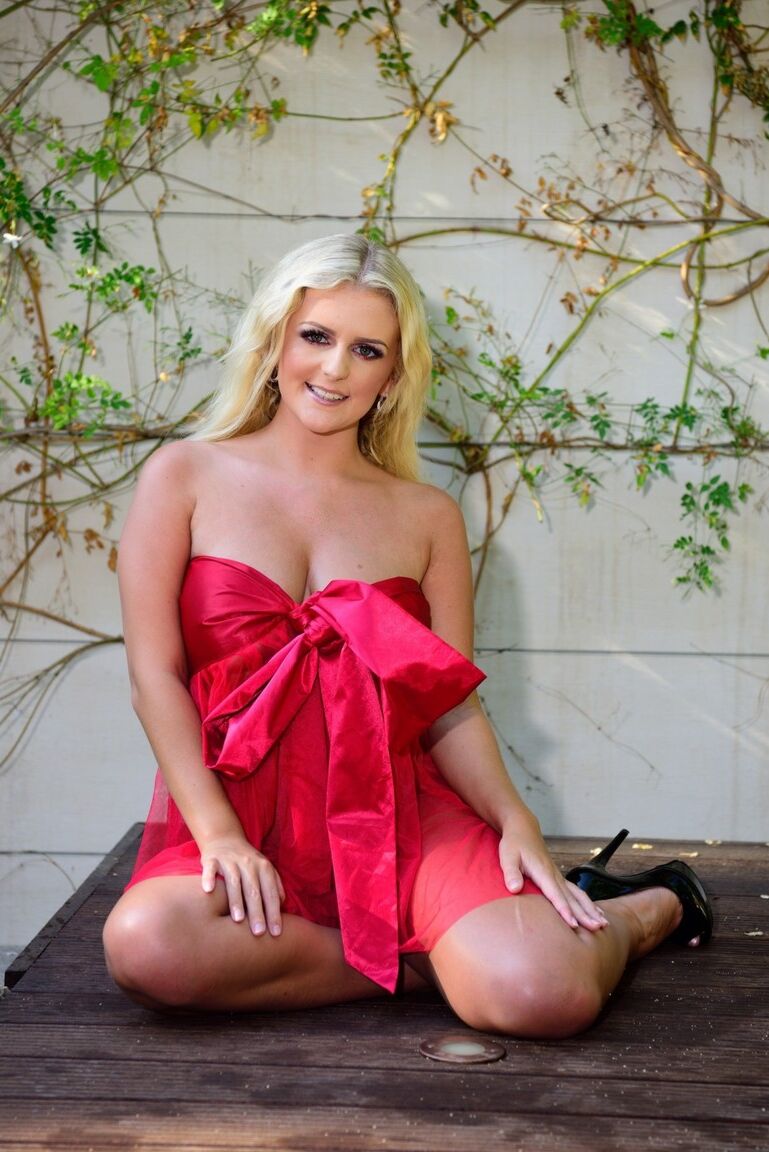12P Loira amadora Lycia Sharyl mostra seus peitos lindos ao ar livre com um boné de Natal