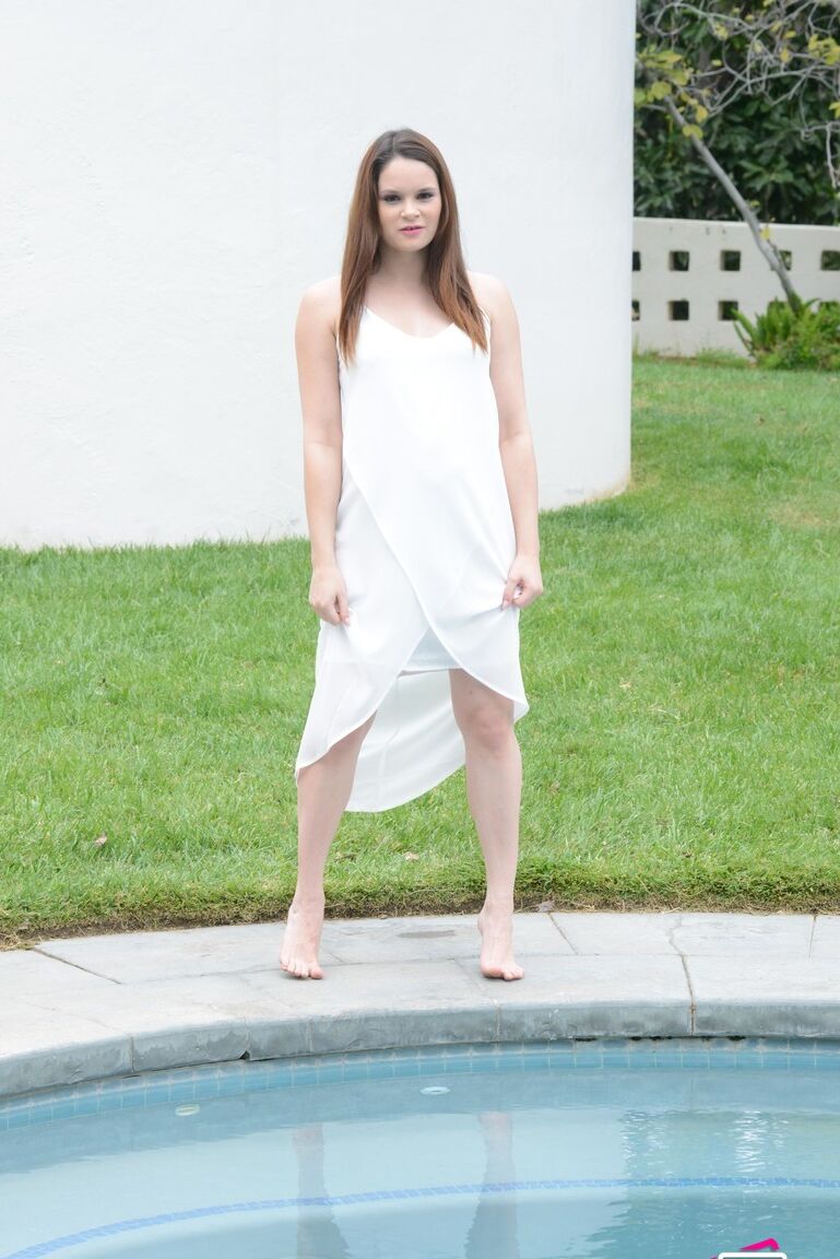 21P La joven morena Jenna J Ross se quita el vestido blanco y posa desnuda junto a la piscina