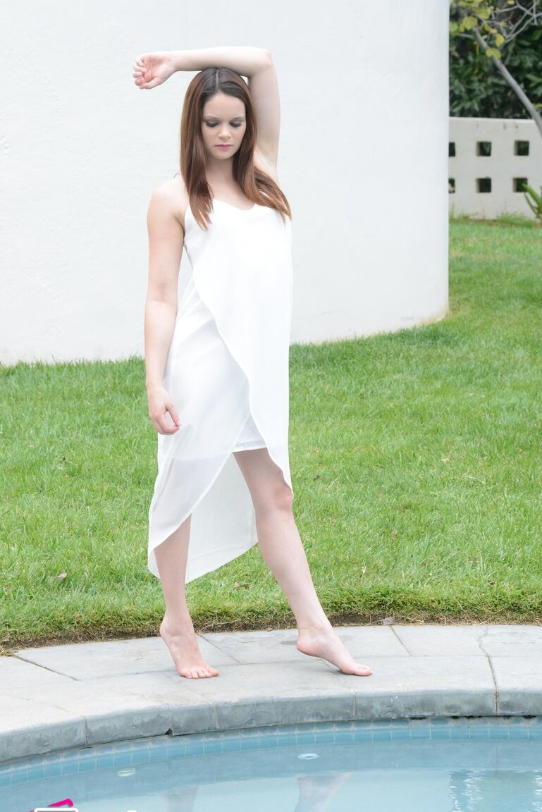 21P La joven morena Jenna J Ross se quita el vestido blanco y posa desnuda junto a la piscina