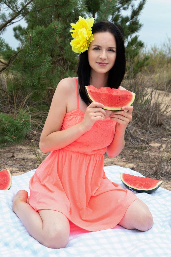 20P La dulce joven Stacy come una sandía mientras se desnuda al aire libre sobre una manta