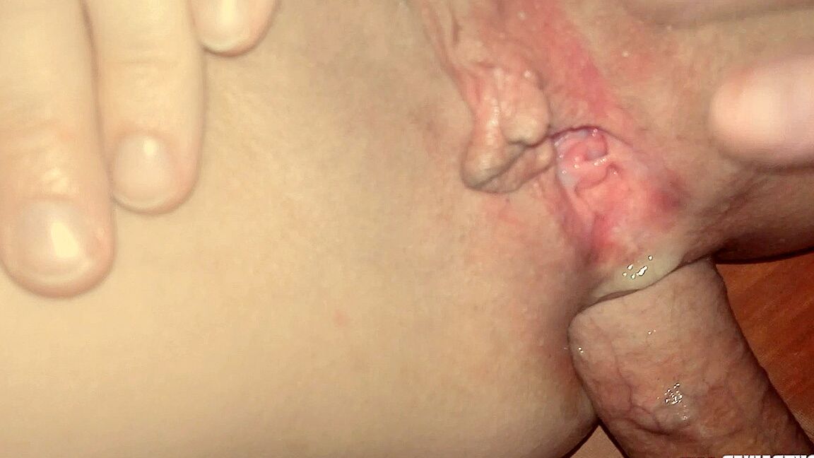 15P La MILF tetona amateur Britney Swallows pierde su virginidad anal y traga semen
