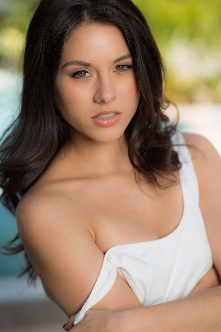 21P Les belles filles Shyla Jennings et Jenna Sativa montrent leurs jolis corps.