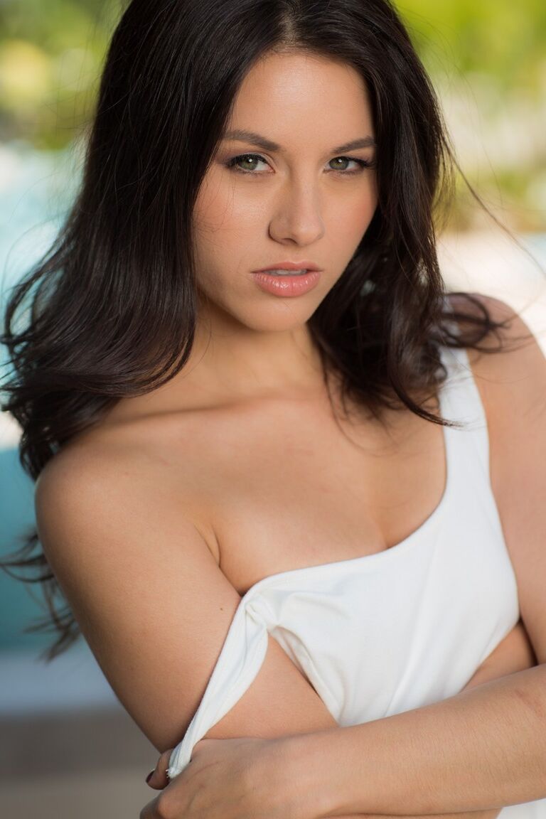 21P Les belles filles Shyla Jennings et Jenna Sativa montrent leurs jolis corps.