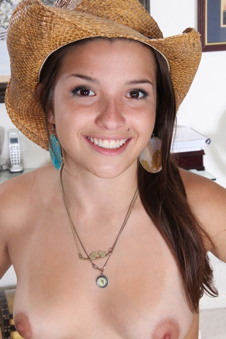 21P La miel morena con tetas pequeñas Veronica Berry hace alarde de sus pies y su sabroso coño