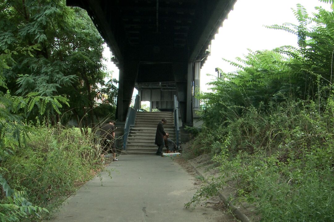 21P 角質の熟女セクシーなスーシが大きなおっぱいを見せて橋の下で頭を差し出す
