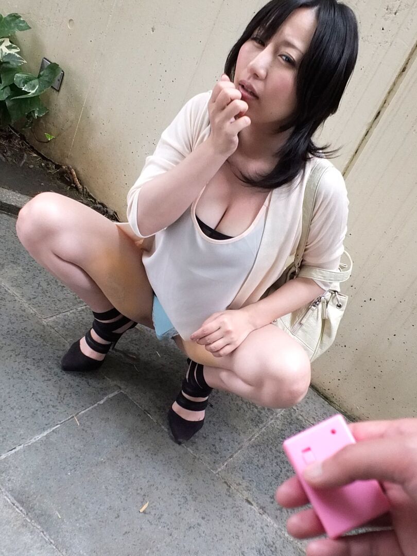 20P 黒髪の日本人美女星咲優菜が犯される前にパイズリをする