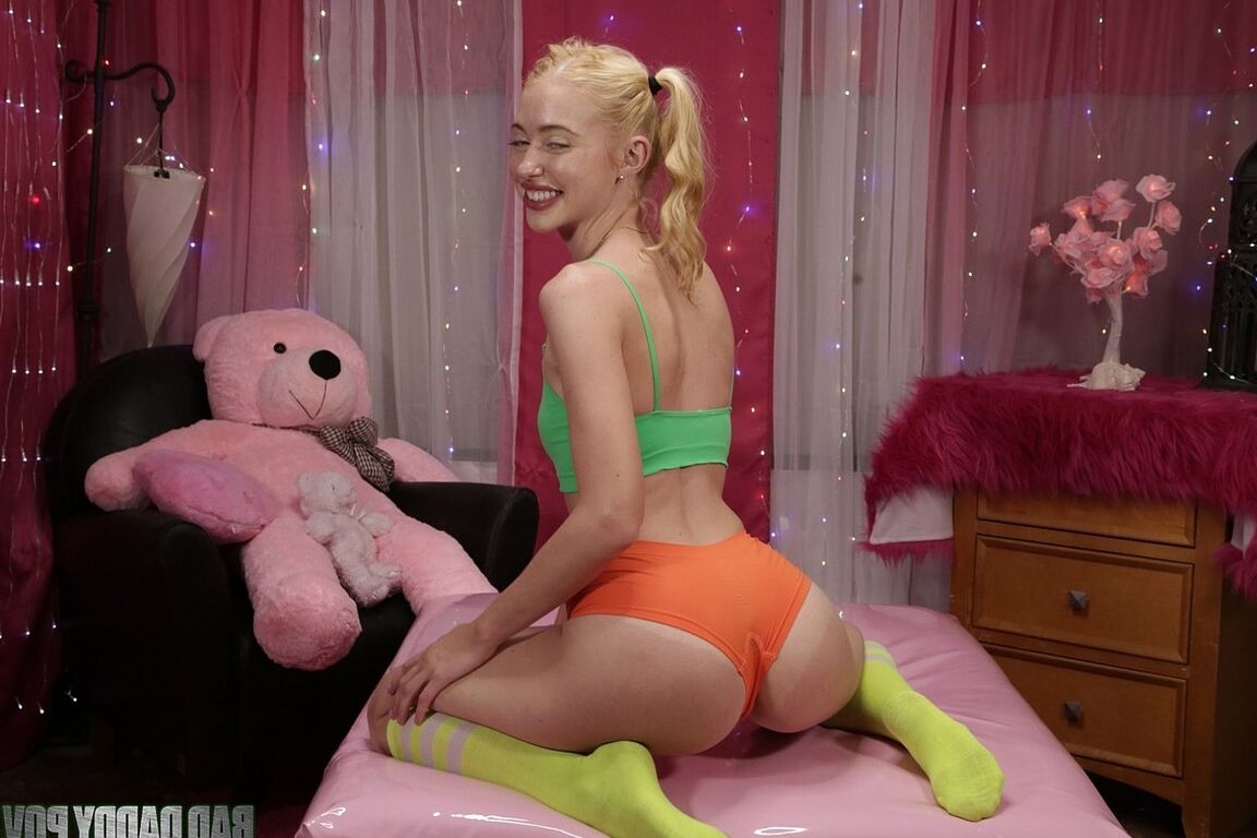 21P Die zierliche Teenagerin mit Zöpfen Chloe Cherry stellt ihren schönen Arsch in einem Schlafzimmer-Tease zur Schau