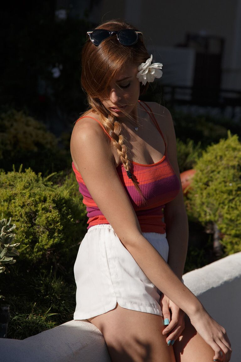 12P A adolescente americana gostosa Gracie Thibble brincando com suas pernas longas e sensuais ao ar livre