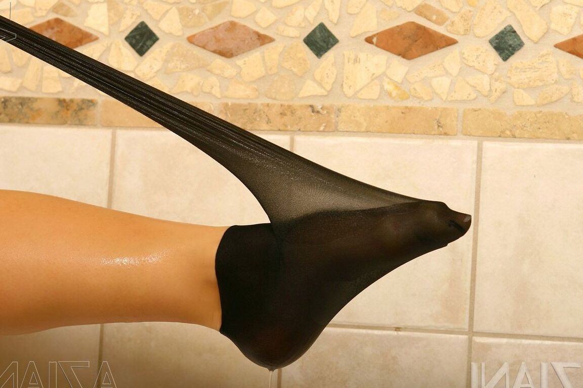 21P-Pornostar in Nylonstrümpfen Austin Kincaid wäscht ihre großen Titten in der Badewanne