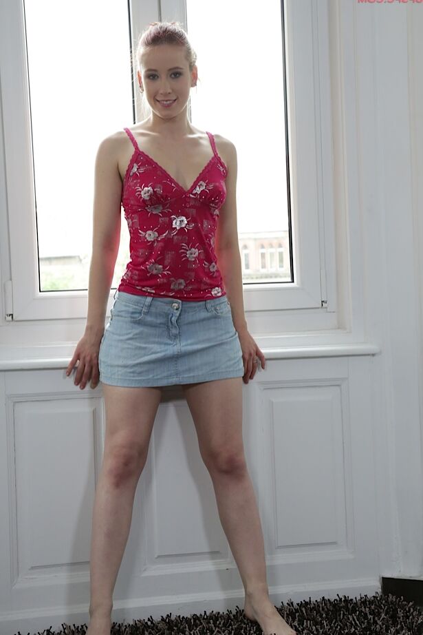 16P Adolescente amateur desnudándose silenciosamente haciendo alarde de sus hermosas golosinas