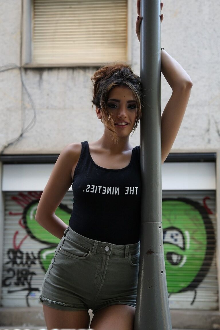 17P Die ansprechende Latina-Teenagerin Penelope Cum zeigt ihre süßen kleinen Naturtalente in der Öffentlichkeit