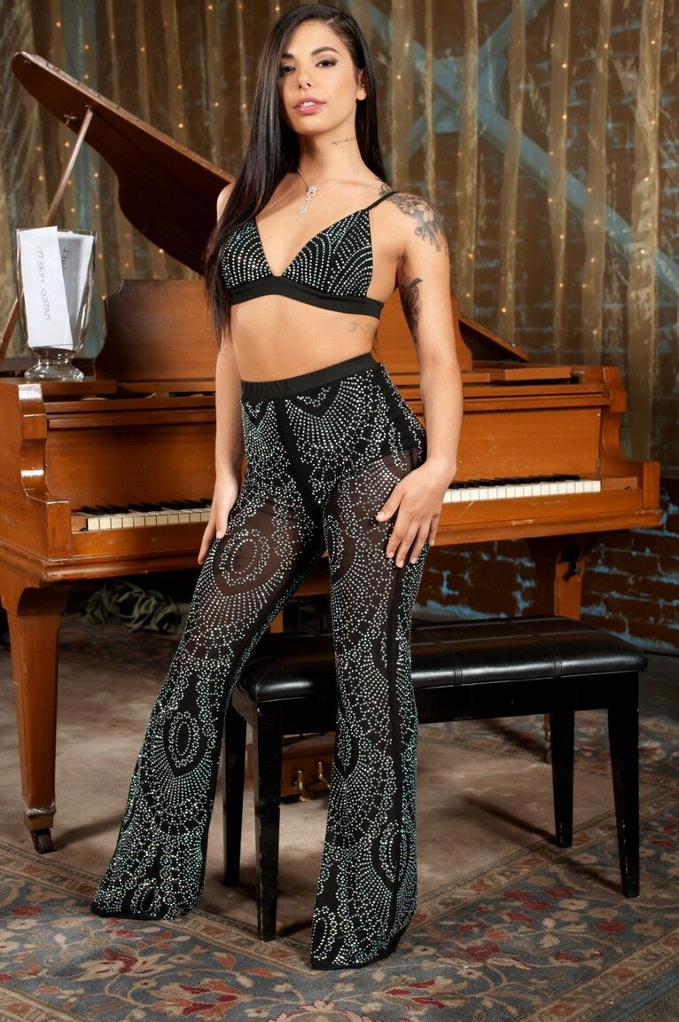 20P A beldade brasileira Gina Valentina tira sua roupa elegante e revela seu corpo