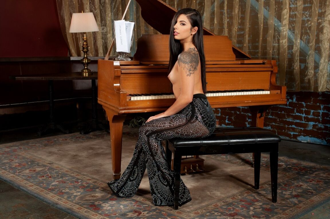 20P A beldade brasileira Gina Valentina tira sua roupa elegante e revela seu corpo